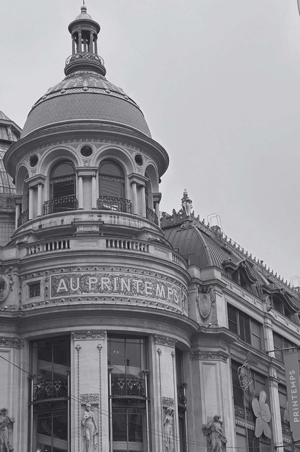schwarz-weiß Bild vom Luxuskaufhaus Printemps, Paris, Architektur des 19. Jahrhunderts, Kuppelbau, prachtvoll verziert, Stilreise Paris