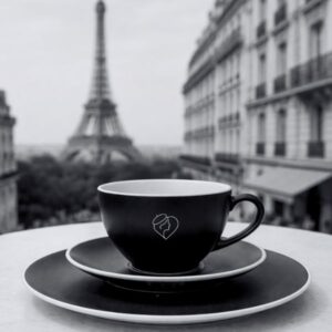 Edles Stil-verliebt Geschirrset, Porzellan, schwarz mit weißem Rand und CI Logo Frauenkopf im Profil mit Baskenmütze im Herz als weiße Outline mittig auf Teller Untertasse und Tasse