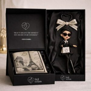 Stil-verliebt Signature Bag Charm Doll in luxuriöser schwarzer CI-Geschenkbox mit Paris-Seidentuch, French-Chic-Design und Herzdetail